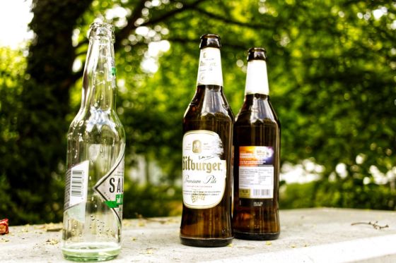 Achtergelaten bierflesjes na een lange dag drinken tijdens het stadsfeest van Osnabrück